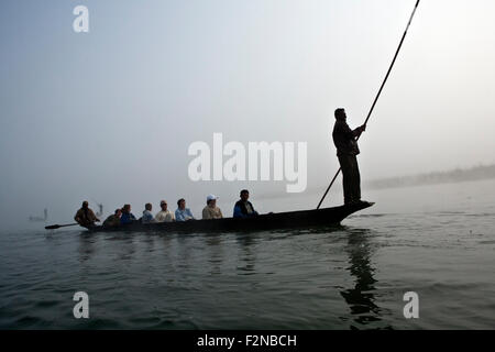 Reisegruppen am Vormittag Kanutour am Rapti Fluss im Royal Chitwan Nationalpark Nepal Stockfoto