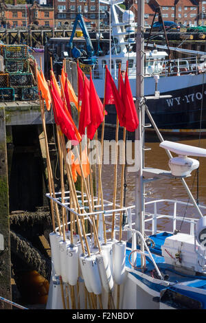 Rote Fahnen auf Marker Bojen zum Auffinden, Krabben und Hummer Töpfe von Berufsfischern verwendet Stockfoto