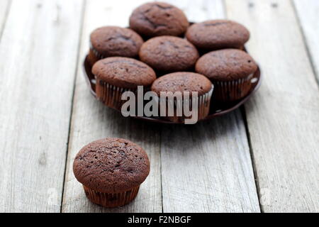 Frisch gebackene hausgemachte Schokolade Muffins auf Holzbrett Stockfoto