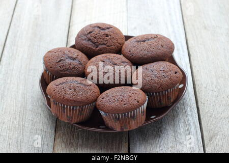 Frisch gebackene hausgemachte Schokolade Muffins auf Holzbrett Stockfoto