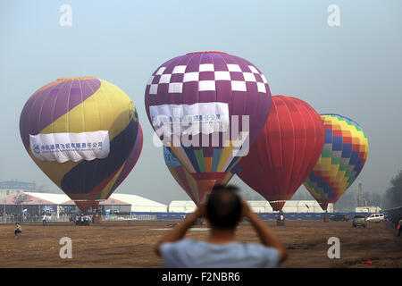 Shijiazhuang, Hebei, CHN. 18. Sep, 2015. Shijiazhuang, China - 18. September 2015: (Nur zur redaktionellen Verwendung. CHINA OUTï¼‰Aerobatic teams aus Litauen, Skandinavien, Australien durchführen '' Fast and furious'' in der Fliegerei Montage- und allgemeine Luftfahrt-Ausstellung in Shijiazhuang Luancheng Flughafen für drei Tage. Flugzeuge, einschließlich Juka, YAK-50/52, Pitts S-2 b/12 s/S2S, Grumman G-164A und Su-26, Robinson R44, 12, 5 b, Cessna 208 / EX, Hawker Buche g36, Cessna C172, DA40 Diamond, diamond DA42, King Air 350, Kitty Hawk 500, Cirrus SR20/22, Möwe 300 Cirrus sf50, Tektronix Süden P92/P2006 werden alle es besuchen. Seine Stockfoto