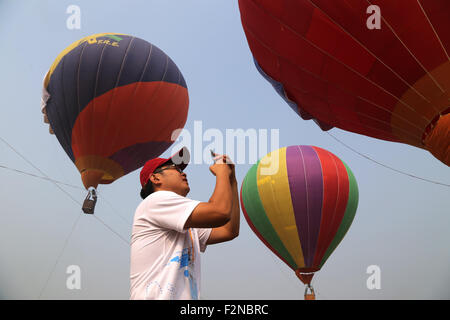 Shijiazhuang, Hebei, CHN. 18. Sep, 2015. Shijiazhuang, China - 18. September 2015: (Nur zur redaktionellen Verwendung. CHINA OUTï¼‰Aerobatic teams aus Litauen, Skandinavien, Australien durchführen '' Fast and furious'' in der Fliegerei Montage- und allgemeine Luftfahrt-Ausstellung in Shijiazhuang Luancheng Flughafen für drei Tage. Flugzeuge, einschließlich Juka, YAK-50/52, Pitts S-2 b/12 s/S2S, Grumman G-164A und Su-26, Robinson R44, 12, 5 b, Cessna 208 / EX, Hawker Buche g36, Cessna C172, DA40 Diamond, diamond DA42, King Air 350, Kitty Hawk 500, Cirrus SR20/22, Möwe 300 Cirrus sf50, Tektronix Süden P92/P2006 werden alle es besuchen. Seine Stockfoto