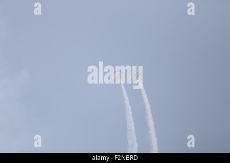 Shijiazhuang, Hebei, CHN. 18. Sep, 2015. Shijiazhuang, China - 18. September 2015: (Nur zur redaktionellen Verwendung. CHINA OUTï¼‰Aerobatic teams aus Litauen, Skandinavien, Australien durchführen '' Fast and furious'' in der Fliegerei Montage- und allgemeine Luftfahrt-Ausstellung in Shijiazhuang Luancheng Flughafen für drei Tage. Flugzeuge, einschließlich Juka, YAK-50/52, Pitts S-2 b/12 s/S2S, Grumman G-164A und Su-26, Robinson R44, 12, 5 b, Cessna 208 / EX, Hawker Buche g36, Cessna C172, DA40 Diamond, diamond DA42, King Air 350, Kitty Hawk 500, Cirrus SR20/22, Möwe 300 Cirrus sf50, Tektronix Süden P92/P2006 werden alle es besuchen. Seine Stockfoto