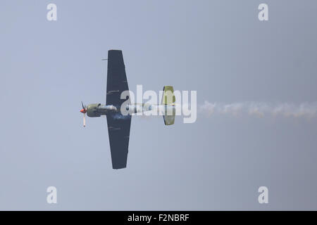 Shijiazhuang, Hebei, CHN. 18. Sep, 2015. Shijiazhuang, China - 18. September 2015: (Nur zur redaktionellen Verwendung. CHINA OUTï¼‰Aerobatic teams aus Litauen, Skandinavien, Australien durchführen '' Fast and furious'' in der Fliegerei Montage- und allgemeine Luftfahrt-Ausstellung in Shijiazhuang Luancheng Flughafen für drei Tage. Flugzeuge, einschließlich Juka, YAK-50/52, Pitts S-2 b/12 s/S2S, Grumman G-164A und Su-26, Robinson R44, 12, 5 b, Cessna 208 / EX, Hawker Buche g36, Cessna C172, DA40 Diamond, diamond DA42, King Air 350, Kitty Hawk 500, Cirrus SR20/22, Möwe 300 Cirrus sf50, Tektronix Süden P92/P2006 werden alle es besuchen. Seine Stockfoto