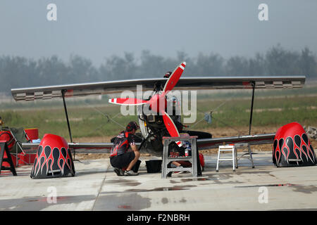 Shijiazhuang, Hebei, CHN. 18. Sep, 2015. Shijiazhuang, China - 18. September 2015: (Nur zur redaktionellen Verwendung. CHINA OUTï¼‰Aerobatic teams aus Litauen, Skandinavien, Australien durchführen '' Fast and furious'' in der Fliegerei Montage- und allgemeine Luftfahrt-Ausstellung in Shijiazhuang Luancheng Flughafen für drei Tage. Flugzeuge, einschließlich Juka, YAK-50/52, Pitts S-2 b/12 s/S2S, Grumman G-164A und Su-26, Robinson R44, 12, 5 b, Cessna 208 / EX, Hawker Buche g36, Cessna C172, DA40 Diamond, diamond DA42, King Air 350, Kitty Hawk 500, Cirrus SR20/22, Möwe 300 Cirrus sf50, Tektronix Süden P92/P2006 werden alle es besuchen. Seine Stockfoto