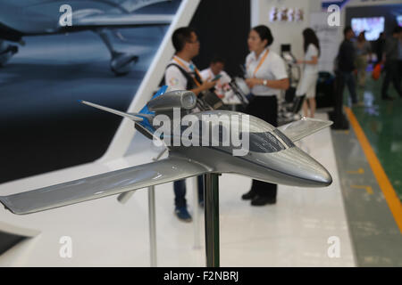 Shijiazhuang, Hebei, CHN. 18. Sep, 2015. Shijiazhuang, China - 18. September 2015: (Nur zur redaktionellen Verwendung. CHINA OUTï¼‰Aerobatic teams aus Litauen, Skandinavien, Australien durchführen '' Fast and furious'' in der Fliegerei Montage- und allgemeine Luftfahrt-Ausstellung in Shijiazhuang Luancheng Flughafen für drei Tage. Flugzeuge, einschließlich Juka, YAK-50/52, Pitts S-2 b/12 s/S2S, Grumman G-164A und Su-26, Robinson R44, 12, 5 b, Cessna 208 / EX, Hawker Buche g36, Cessna C172, DA40 Diamond, diamond DA42, King Air 350, Kitty Hawk 500, Cirrus SR20/22, Möwe 300 Cirrus sf50, Tektronix Süden P92/P2006 werden alle es besuchen. Seine Stockfoto