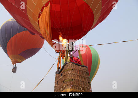 Shijiazhuang, Hebei, CHN. 18. Sep, 2015. Shijiazhuang, China - 18. September 2015: (Nur zur redaktionellen Verwendung. CHINA OUTï¼‰Aerobatic teams aus Litauen, Skandinavien, Australien durchführen '' Fast and furious'' in der Fliegerei Montage- und allgemeine Luftfahrt-Ausstellung in Shijiazhuang Luancheng Flughafen für drei Tage. Flugzeuge, einschließlich Juka, YAK-50/52, Pitts S-2 b/12 s/S2S, Grumman G-164A und Su-26, Robinson R44, 12, 5 b, Cessna 208 / EX, Hawker Buche g36, Cessna C172, DA40 Diamond, diamond DA42, King Air 350, Kitty Hawk 500, Cirrus SR20/22, Möwe 300 Cirrus sf50, Tektronix Süden P92/P2006 werden alle es besuchen. Seine Stockfoto