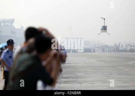 Shijiazhuang, Hebei, CHN. 18. Sep, 2015. Shijiazhuang, China - 18. September 2015: (Nur zur redaktionellen Verwendung. CHINA OUTï¼‰Aerobatic teams aus Litauen, Skandinavien, Australien durchführen '' Fast and furious'' in der Fliegerei Montage- und allgemeine Luftfahrt-Ausstellung in Shijiazhuang Luancheng Flughafen für drei Tage. Flugzeuge, einschließlich Juka, YAK-50/52, Pitts S-2 b/12 s/S2S, Grumman G-164A und Su-26, Robinson R44, 12, 5 b, Cessna 208 / EX, Hawker Buche g36, Cessna C172, DA40 Diamond, diamond DA42, King Air 350, Kitty Hawk 500, Cirrus SR20/22, Möwe 300 Cirrus sf50, Tektronix Süden P92/P2006 werden alle es besuchen. Seine Stockfoto