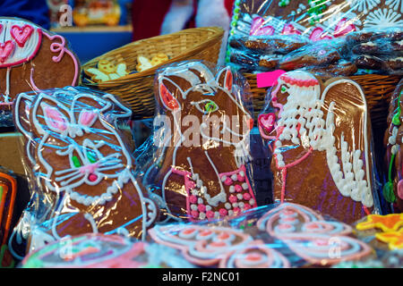 Details der traditionellen Europen Weihnachtsmarkt - hausgemachter Lebkuchen mit Zuckerglasur in verschiedenen Größen und Form hautnah Stockfoto