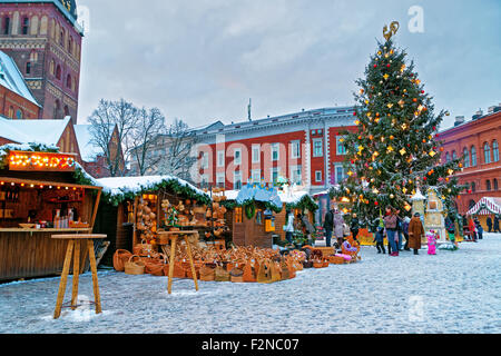 RIGA, Lettland - 28. Dezember 2014: Europäische Messe Stände am Domplatz in der Altstadt von Riga (Litvia) mit traditionellen souvenirs Stockfoto