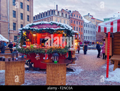 RIGA, Lettland - 28. Dezember 2014: Frau Verkauf von traditionellen Süßigkeiten auf dem Weihnachtsmarkt in der Altstadt von Riga (Lettland) auf Umrech- Stockfoto