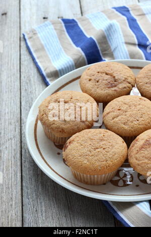 Frisch gebackene hausgemachter Kaffee Vanille Muffins auf Holzbrett Stockfoto