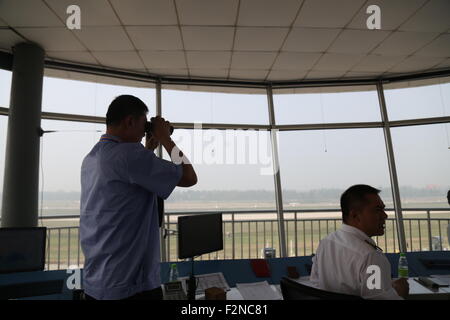 Shijiazhuang, Hebei, CHN. 18. Sep, 2015. Shijiazhuang, China - 18. September 2015: (Nur zur redaktionellen Verwendung. CHINA OUTï¼‰Aerobatic teams aus Litauen, Skandinavien, Australien durchführen '' Fast and furious'' in der Fliegerei Montage- und allgemeine Luftfahrt-Ausstellung in Shijiazhuang Luancheng Flughafen für drei Tage. Flugzeuge, einschließlich Juka, YAK-50/52, Pitts S-2 b/12 s/S2S, Grumman G-164A und Su-26, Robinson R44, 12, 5 b, Cessna 208 / EX, Hawker Buche g36, Cessna C172, DA40 Diamond, diamond DA42, King Air 350, Kitty Hawk 500, Cirrus SR20/22, Möwe 300 Cirrus sf50, Tektronix Süden P92/P2006 werden alle es besuchen. Seine Stockfoto