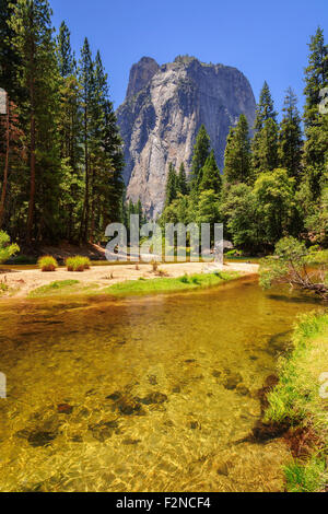 Schöner Strand am Fluss im Yosemite National Park Stockfoto