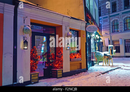 RIGA, Lettland - 28. Dezember 2014: Architektur in der Altstadt von Riga mit Weihnachtsdekoration Stockfoto