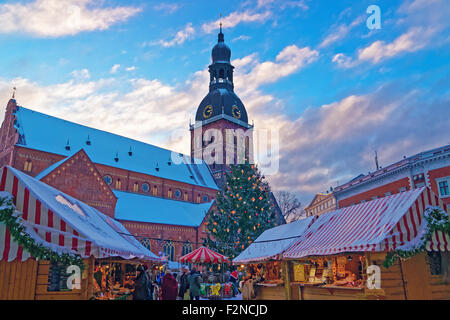 RIGA, Lettland - 28. Dezember 2014: Weihnachtsmarkt auf dem Domplatz in der Altstadt von Riga (Lettland) gefüllt mit der einzigartigen Atmosphäre und sur Stockfoto