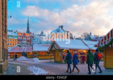 RIGA, Lettland - 28. Dezember 2014: Statt Menschen Spaziergang durch einen Gang auf dem Weihnachtsmarkt in Rigas Altstadt (Domplatz) auf D Stockfoto