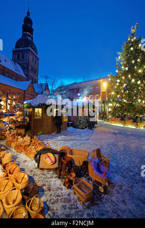 Großen Weihnachtsmarkt und beleuchteten Baum auf dem Domplatz in der Altstadt in Riga, Lettland Stockfoto