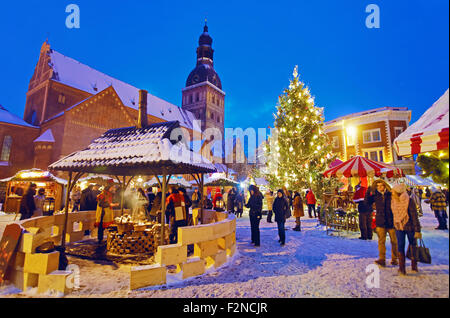RIGA, Lettland - 28. Dezember 2014: Menschen genießen Weihnachtsmarkt in Rigas Altstadt am 28. Dezember 2014, Lettland. Es ist die oldes Stockfoto