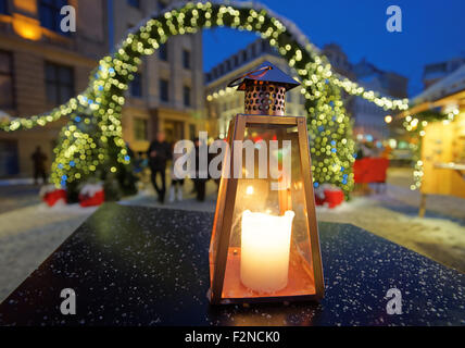 Laterne auf einem Tisch vor dem Hintergrund des Weihnachtsmarktes in Riga Dome Square (Lettland) Stockfoto