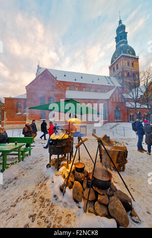 RIGA, Lettland - 28. Dezember 2014: Touristen genießen Sie den Weihnachtsmarkt im Zentrum Stadt am 28. Dezember 2014 in Rigas Altstadt, Lettland.  Es ist lettische älteste Weihnachtsmarkt mit einer langen Geschichte Stockfoto