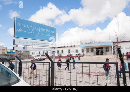 Türkei, KILIS: Eine Unicef-Schule sorgt für mehr als 1000 syrische Flüchtlingskinder. Sie werden in zwei Schichten unterrichtet. Stockfoto