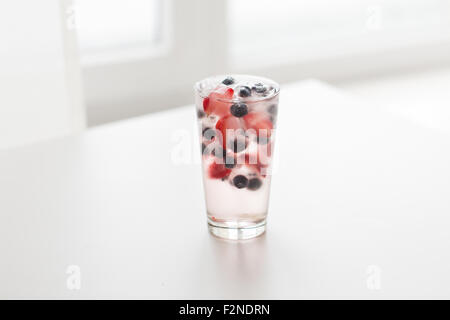 Nahaufnahme von Obst Wasser mit Eiswürfeln in Glas Stockfoto
