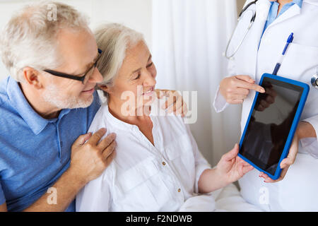 ältere Frau und Arzt mit Tablet-pc im Krankenhaus Stockfoto