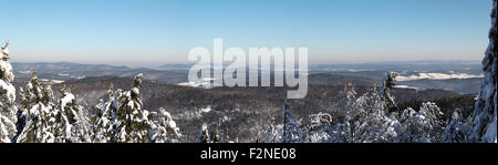 Panorama der Berge im Winter. Blick vom Jaworzyna Mountain, Beskiden Gebirge Krynica-Zdrój, Polen. Stockfoto