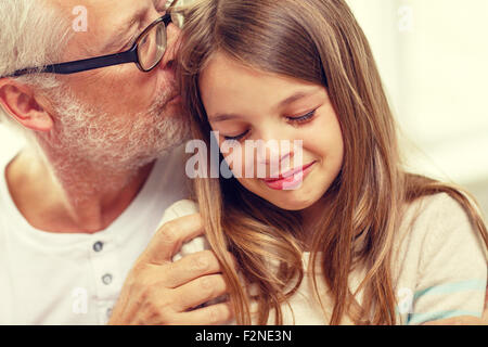 Großvater mit Weinen Enkelin zu Hause Stockfoto