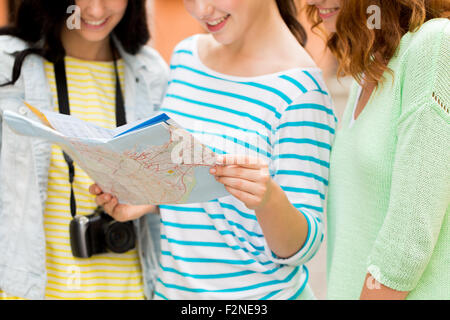 Nahaufnahme von Frauen mit Karte und Kamera im freien Stockfoto