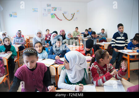 Türkei, KILIS: Eine Unicef-Schule sorgt für mehr als 1000 syrische Flüchtlingskinder. Sie werden in zwei Schichten unterrichtet. Stockfoto