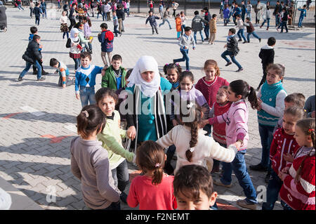 Türkei, KILIS: Eine Unicef-Schule sorgt für mehr als 1000 syrische Flüchtlingskinder. Sie werden in zwei Schichten unterrichtet. Stockfoto