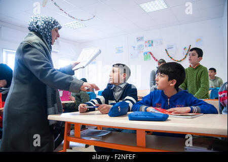 Türkei, KILIS: Eine Unicef-Schule sorgt für mehr als 1000 syrische Flüchtlingskinder. Sie werden in zwei Schichten unterrichtet. Stockfoto