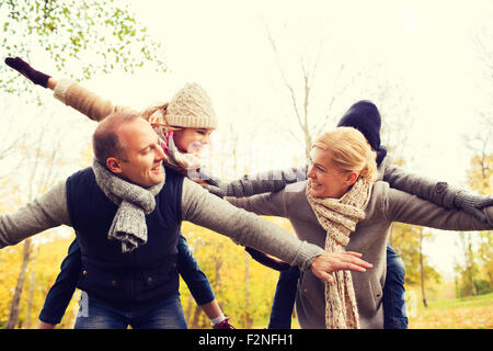 glückliche Familie Spaß im Herbst park Stockfoto