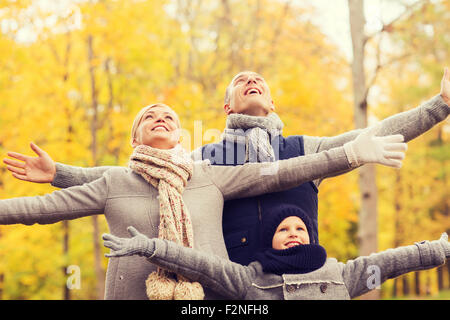 glückliche Familie Spaß im Herbst park Stockfoto