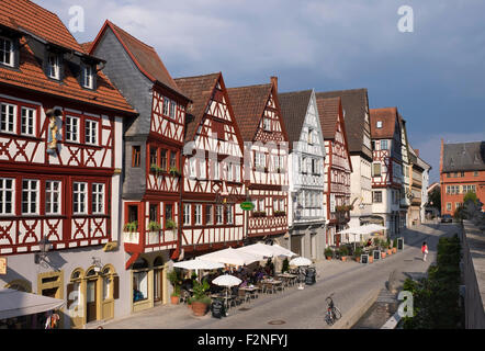 Fachwerkhäusern entlang der Hauptstraße, Ochsenfurt, Franken, Unterfranken, Franken, Bayern, Deutschland Stockfoto