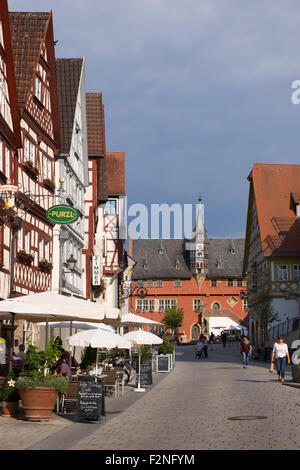 Fachwerkhäusern entlang der wichtigsten Straße und Rathaus, Ochsenfurt, Franken, Unterfranken, Franken, Bayern, Deutschland Stockfoto