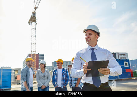 glückliche Bauherren und Architekten auf Baustelle Stockfoto