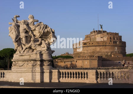 Skulptur auf der Brücke Ponte Vittorio Emanuele II, Castel Sant'Angelo hinter, Rom, Latium, Italien Stockfoto