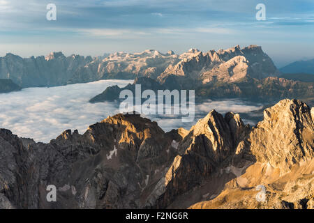 Dolomiten bei Sonnenaufgang, Blick vom Gipfel Punta Penia in Richtung Süden, höchster Gipfel der Dolomiten, Marmolada Stockfoto