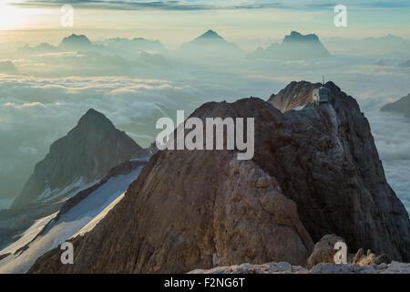 Punta Rocca mit Seilbahnstation, 3265 m, Blick vom Gipfel Punta Penia, bei Sonnenaufgang, Marmolada, Dolomiten, Alpen, Südtirol Stockfoto