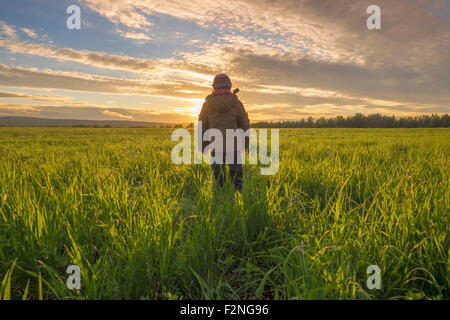 Mari junge Sonnenuntergang bewundern, im ländlichen Bereich Stockfoto