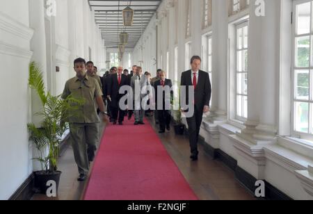 Colombo, Sri Lanka. 22. Sep, 2015. Deutscher Außenminister Frank-Walter Steinmeier (L) und Sri Lanka Foreign Minister Mangala Samaraweera (C) kommen zu einer Pressekonferenz in Colombo, Sri Lanka, 22. September 2015. Foto: CHRISTOPH SATOR, Dpa/Alamy Live-Nachrichten Stockfoto