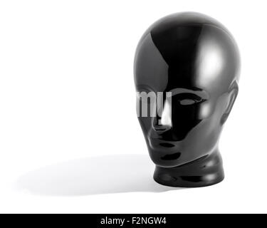 Stillleben mit glänzenden schwarzen strukturlose Mannequin Gesicht Statue vor weißem Hintergrund im Studio mit Textfreiraum Stockfoto