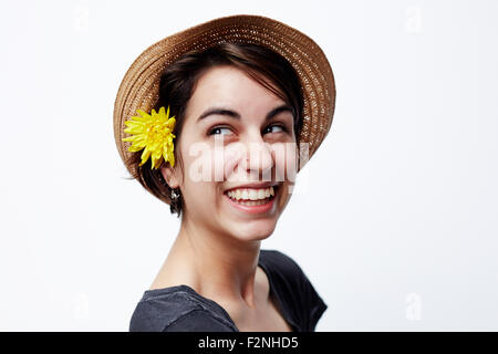 Nahaufnahme von Frau mit Strohhut Stockfoto