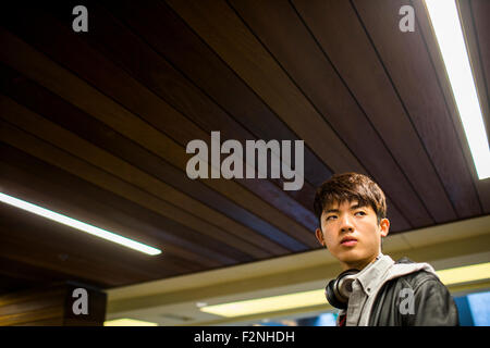 Asiatischen Mann zu Fuß unter der Holzdecke Stockfoto