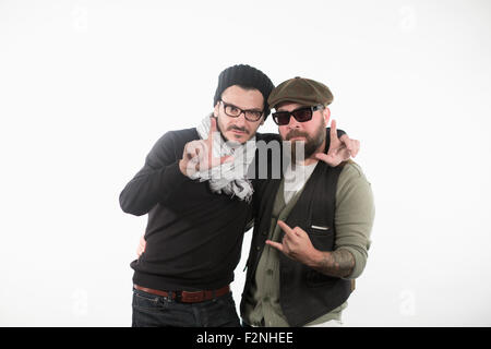 Kaukasische Männer gestikulieren mit den Fingern lächelnd Stockfoto