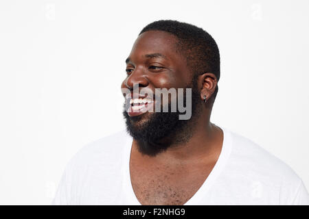 Nahaufnahme des Lächelns schwarzen Mannes mit Bart Stockfoto