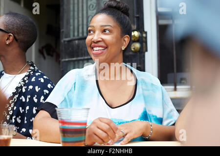 Frau am Tisch entspannend Stockfoto